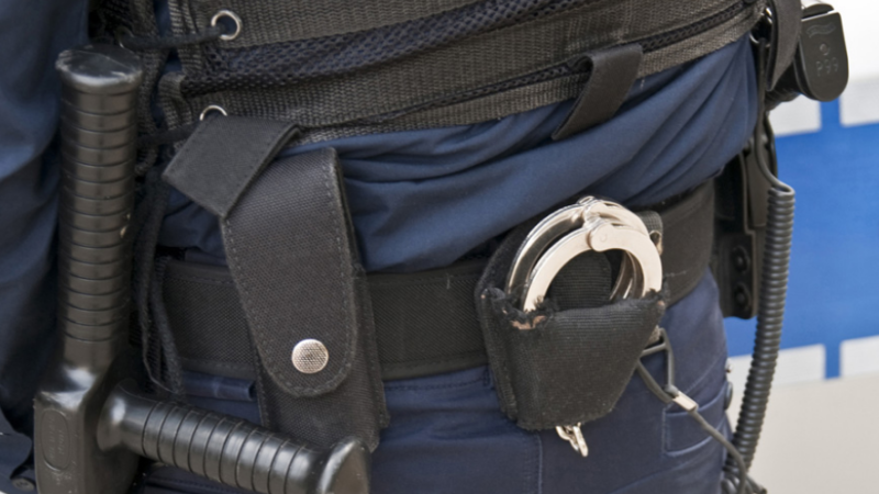 Zakuli go w kajdanki, ale uciekł do… wody