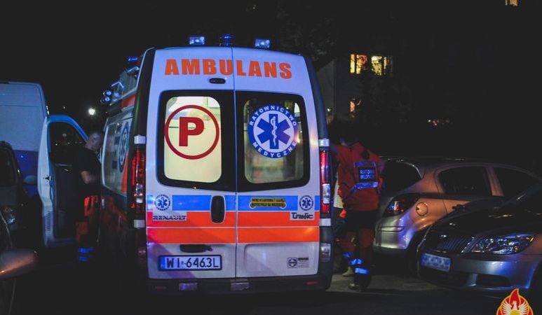 Legionowo. 80-latek podczas jazdy samochodem źle się poczuł. Na pomoc ruszyli strażacy i pogotowie￼