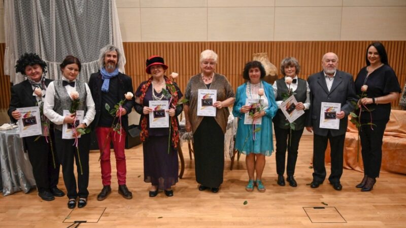 Słuchacze Uniwersytetu Trzeciego Wieku w Kozienicach dali czadu! Wspaniała premiera komedii Fredry. 