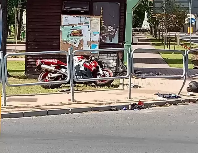 Wypadek motocyklisty w Głowaczowie. 38–letni kierowca yamahy uderzył w drewniany budynek. Trafił do szpitala