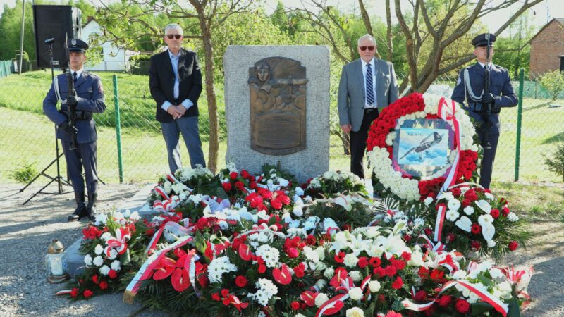 TABLICA POŚWIĘCONA PŁK PILOTOWI GNYSIOWI ODSŁONIĘTA!