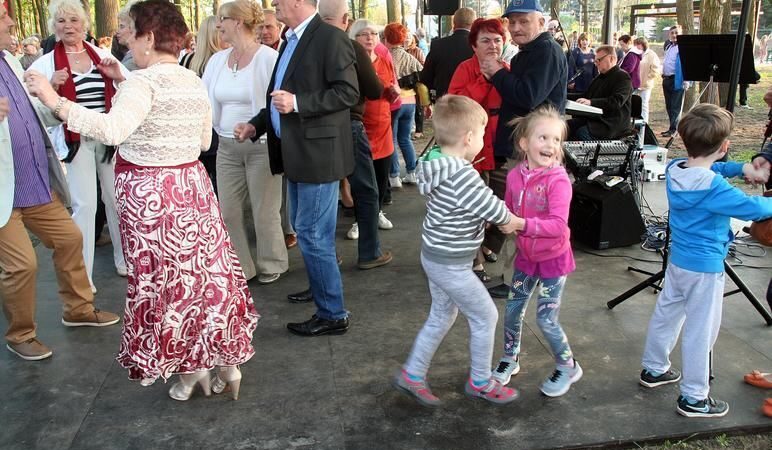 Legionowo. Hulanek pod chmurką tego lata będzie w Legionowie pod dostatkiem! Potańcówki w parkach przy Arenie, ratuszu i na Piaskach